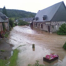 Photo prise lors d'un ruissèlement dans la ville de Fontaine-sous-Préaux, en juillet 2007