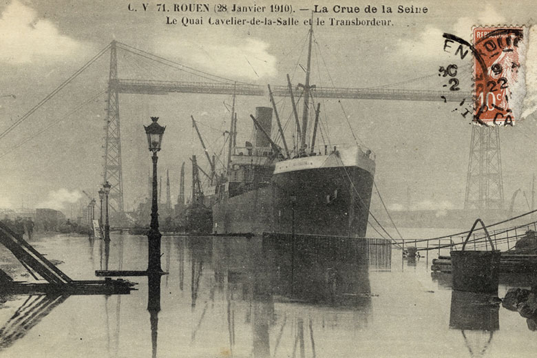 Vue d'un bateau qui semble dépasser le quai Cavelier de la Salle, à Rouen le 28 janvier 1910 lors des inondations