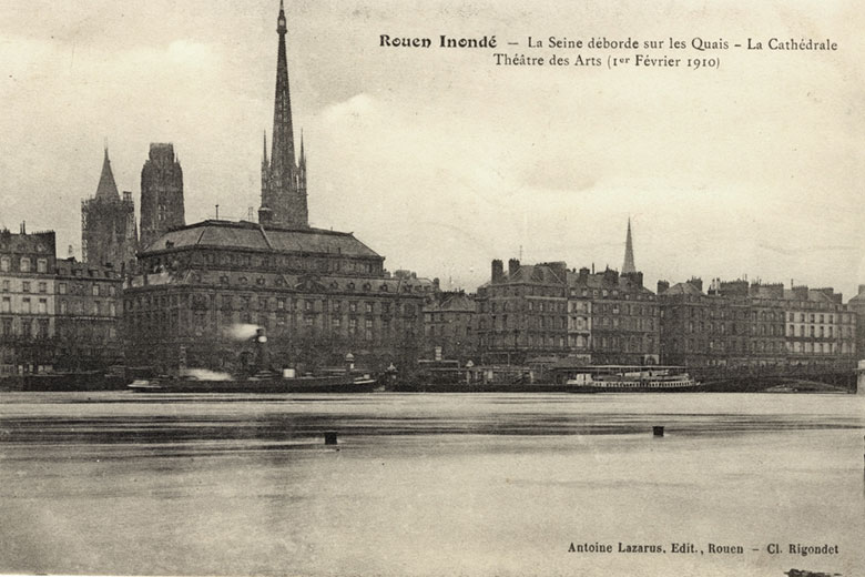 Vue de la rive droite inondée depuis la rive gauche de Rouen lors des inondations de 1910