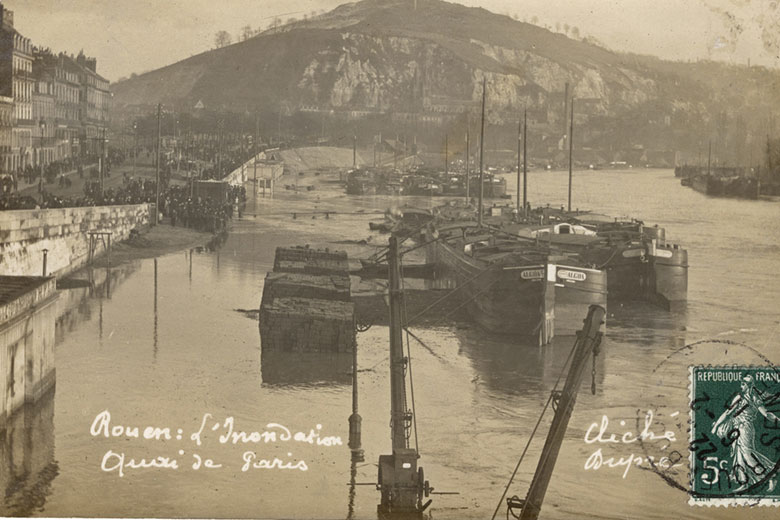 Quai de Rouen submergé lors de l'inondation (carte postale)