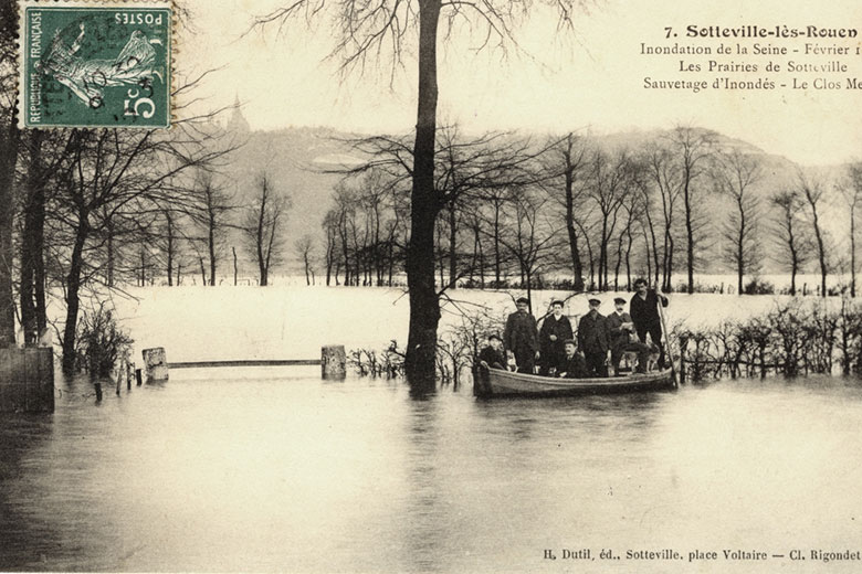 Carte postale 1910. personnes sur un bateau, au dessus de la terre immergée