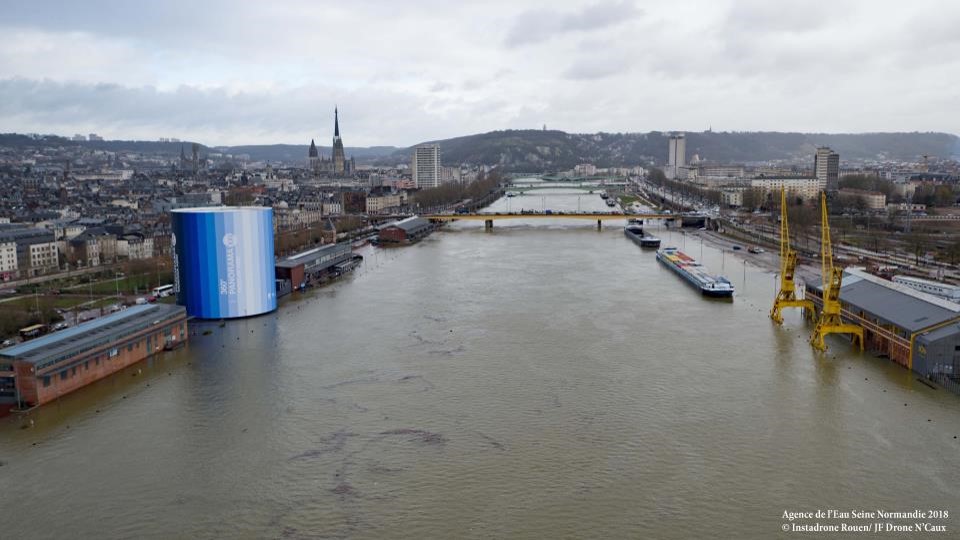Photo aérienne prise par drône au dessus de la Seine à Rouen avec vue sur les rives droites (panorama XXL) et gauche (le 106) en janvier 2018 (source : AESN)