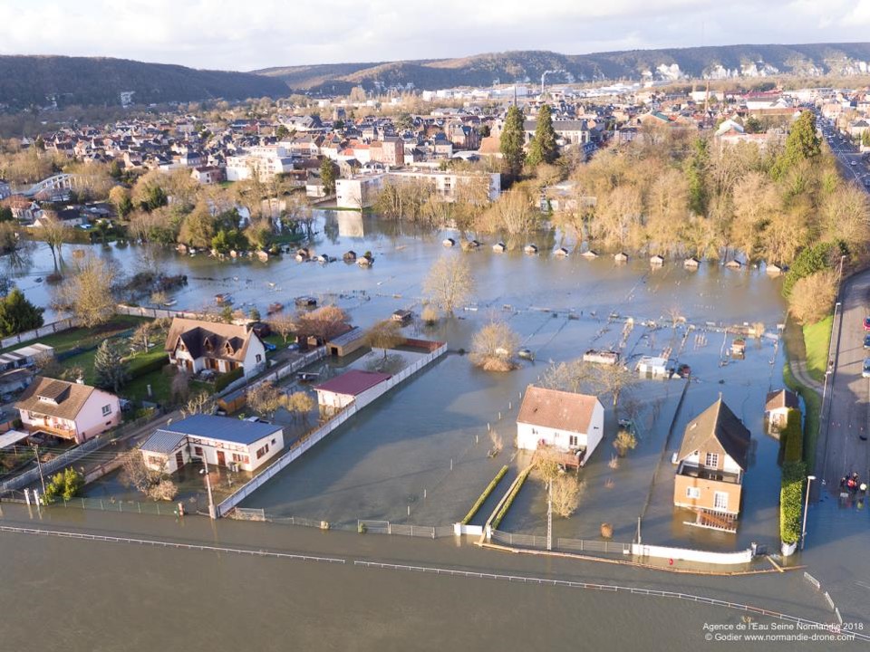 Photo aérienne prise par drône au dessus de la Seine à Elbeuf en janvier 2018 (source : AESN)