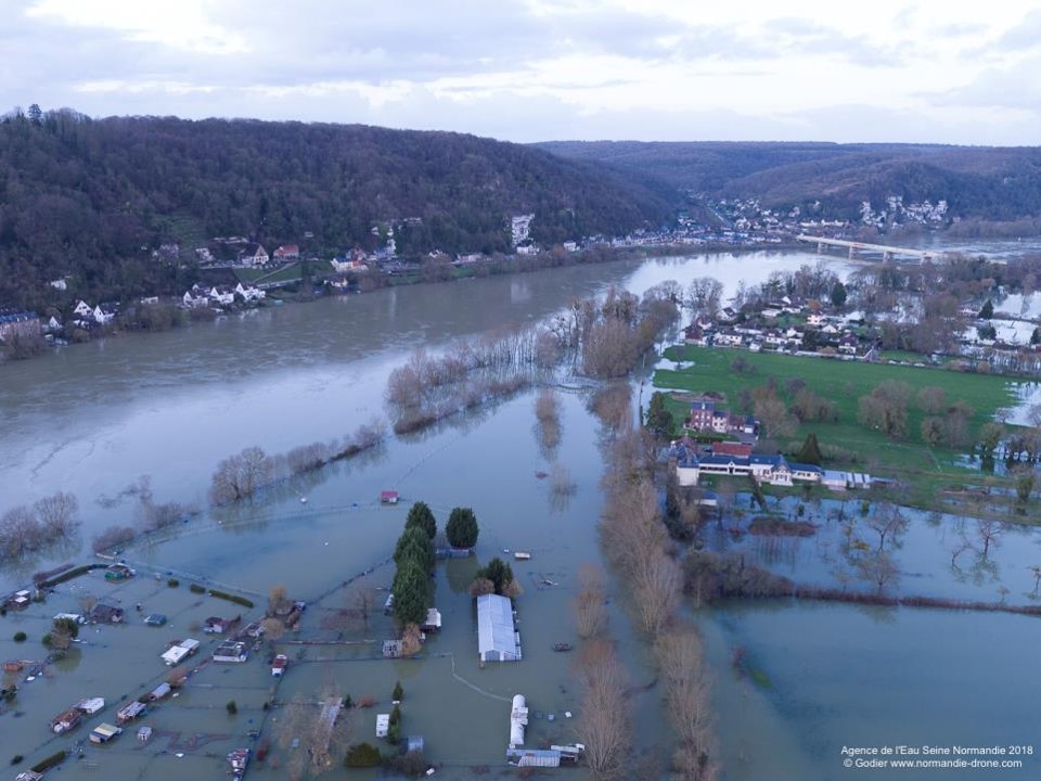 Photo aérienne prise par drône au dessus de la Seine à Elbeuf en janvier 2018 (source : AESN)