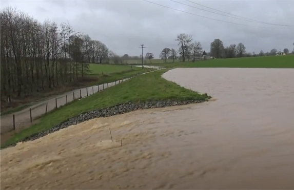 ouvrage de gestion des ruissellements qui surverse vers une route (surverse contrôlée) car il est plein. Le 22/01/2028 (source : SBVCAR)
