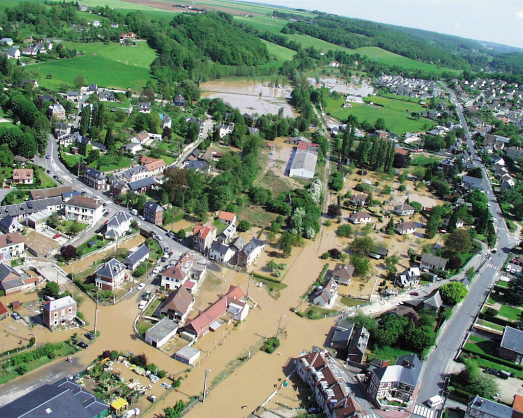 Photo aérienne de la ville de Duclair prise le 11 mai 2000 suite aux inondations