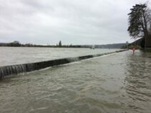 Eau de la Seine passant au dessus du muret