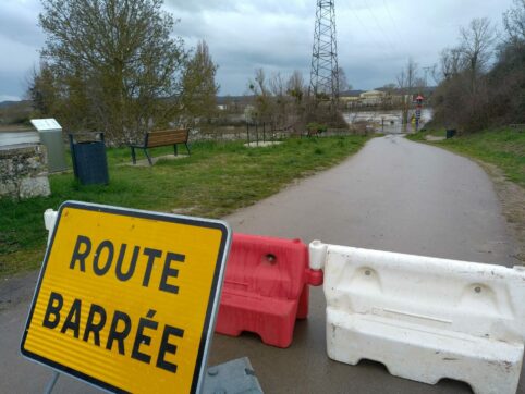 Route barrée sécurisée lors d'une inondation