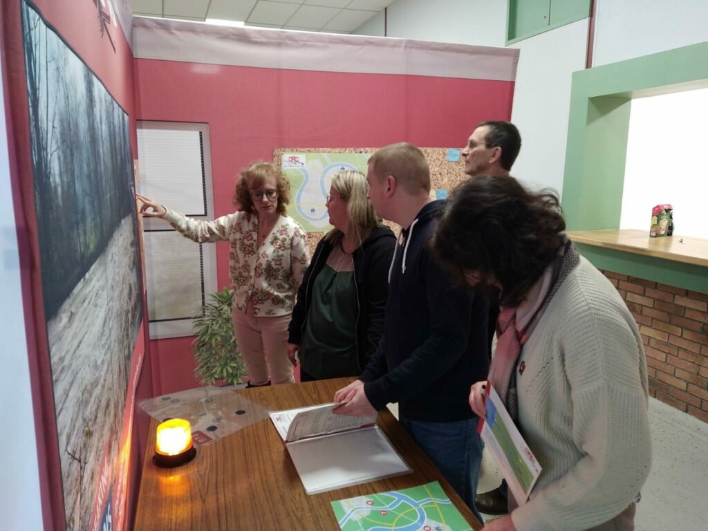 Personnes observant les éléments de décor au cours d'un escape game gestion de crise