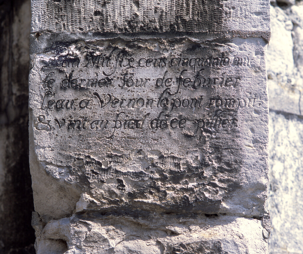 Inscriptions gravées sur une pierre indiquant le niveau atteint par les eaux en 1658 sur la Collégiale de Vernon