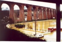 eau boueuse se déversant depuis un champ vers la route à Barentin, le 26  décembre 1999