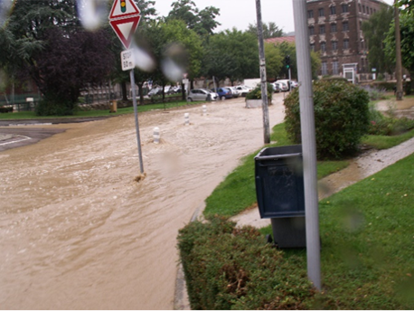 ruissellement sur la route à Darnétal le 16 juillet 2007 après un orage violent (source : Mairie de Darnétal)