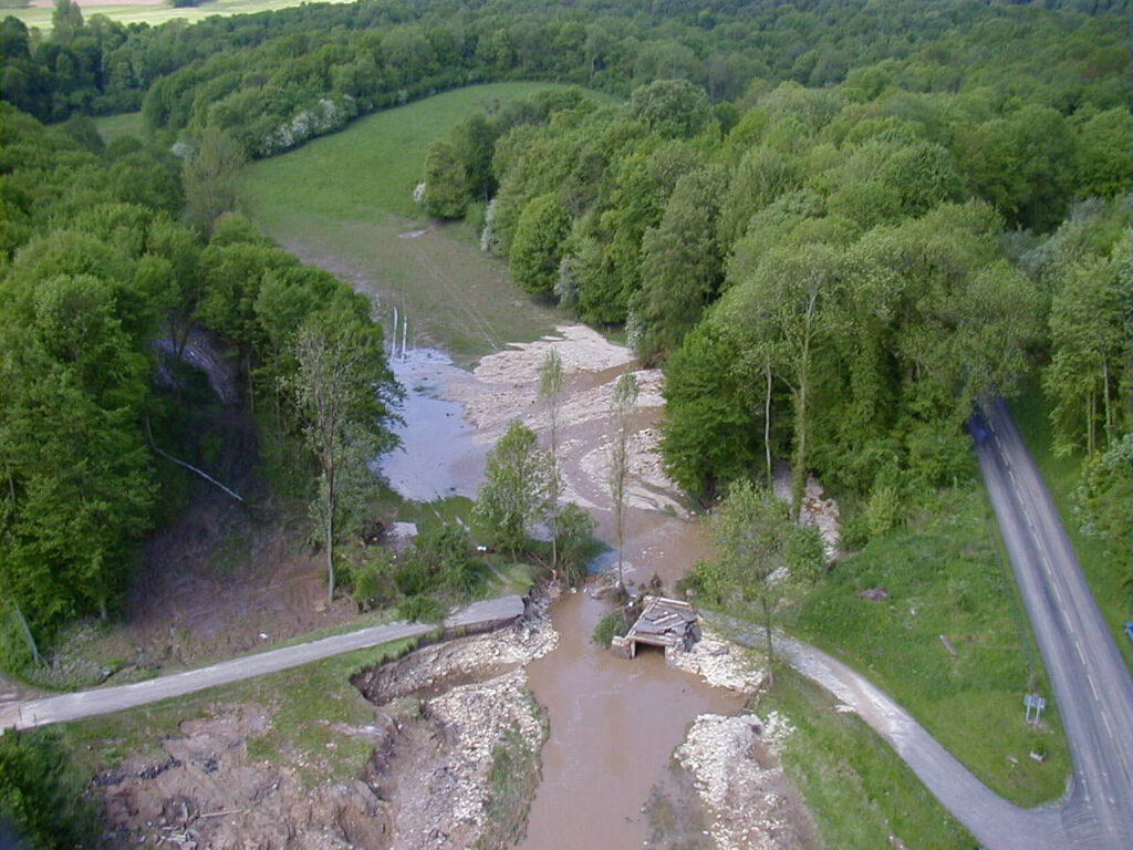 photo aérienne montrant une route emportée au hameau du Glu à Saint Paër suite aux inondations du 10 mai 2000 (causées par du ruissellement). Source : DREAL Normandie