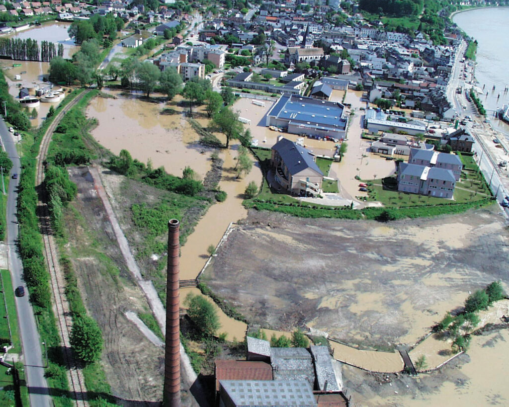 Photo aérienne à l'aval de la rivière Austreberthe avant rejet en Seine, le 11 mai 2000