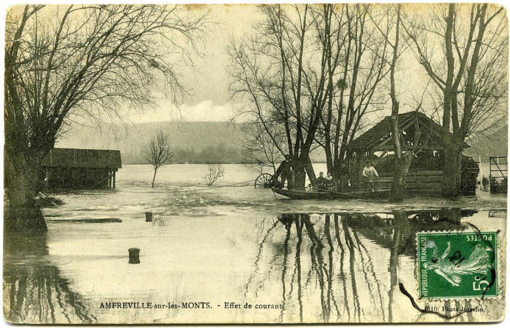 Carte postale 1910. Amfreville sous les Monts (27). Source : collection Archives Départementales 27. effet de courant