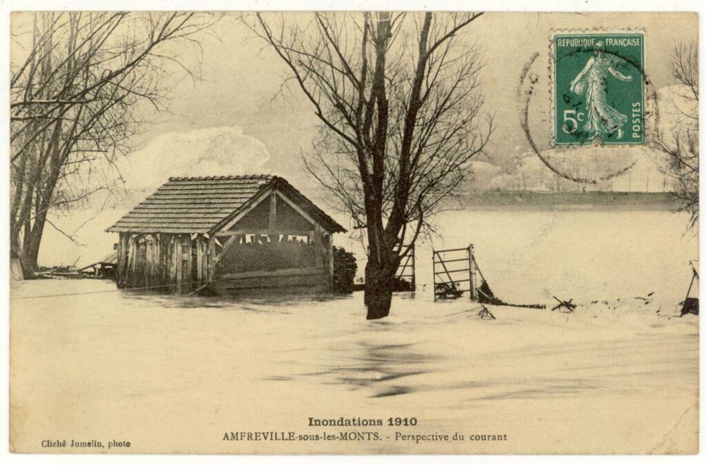 Carte postale 1910. Amfreville sous les Monts (27). Source : collection Archives Départementales 27. perspective du courant