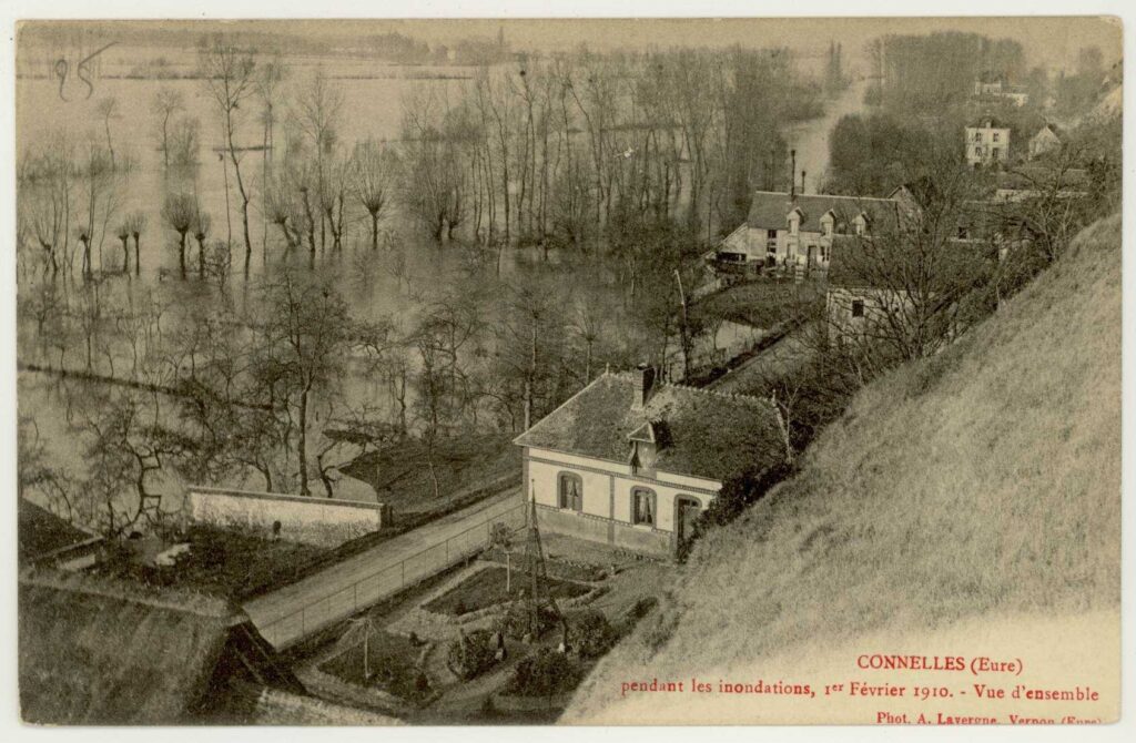 Carte postale 1910. Connelles (27). Source : collection Archives Départementales 27. Vue d'ensemble depuis le coteau avec vue sur la Seine et sa vallée