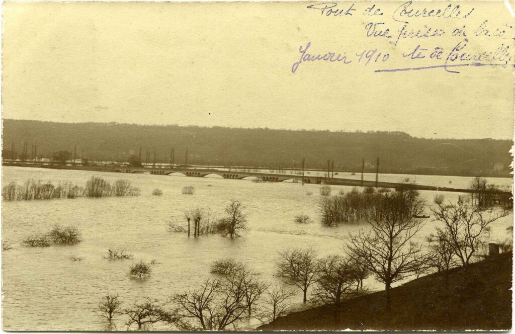 Carte postale 1910. Courcelles sur Seine (27). Source : collection Archives Départementales 27. Vue sur le pont