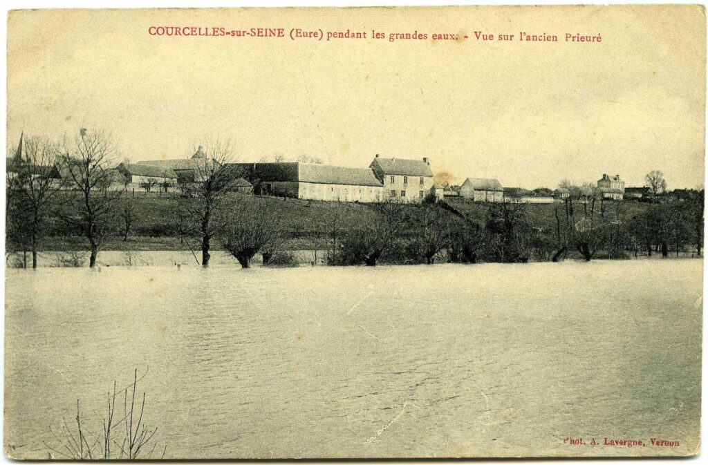 Carte postale 1910. Courcelles sur Seine (27). Source : collection Archives Départementales 27. Vue sur l'ancien Prieuré
