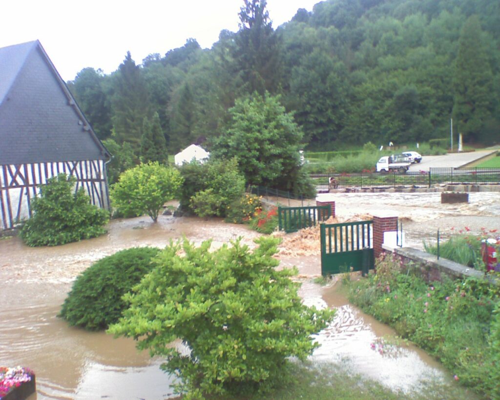 Ruissellements survenus derrière la Mairie de Fontaine sous Préaux le 16 juillet 2007 (source : M. DEBREY)