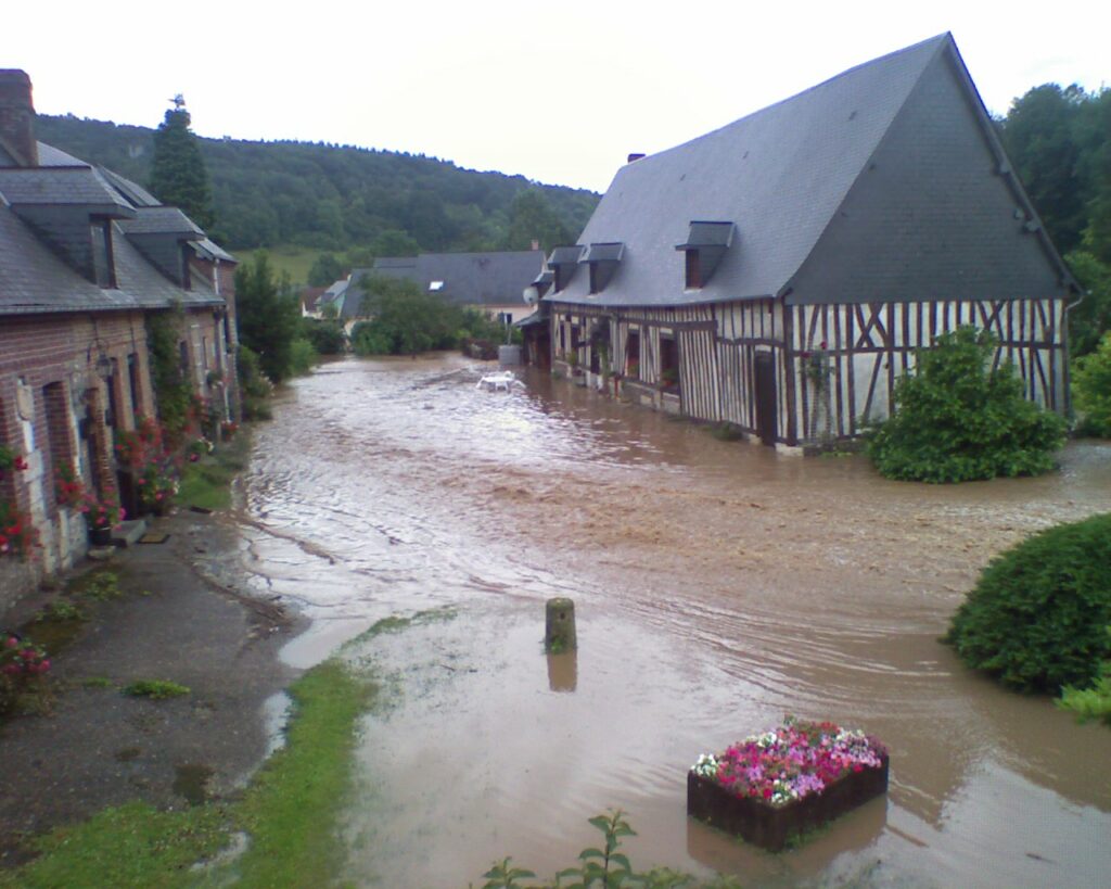 Ruissellements survenus derrière la Mairie de Fontaine sous Préaux le 16 juillet 2007 (source : M. DEBREY)