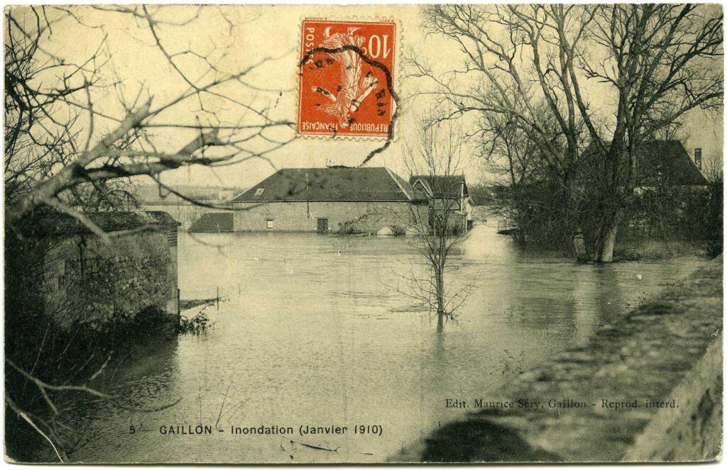 Carte postale 1910. Gaillon (27). Source : collection Archives Départementales 27. Habitations inondées