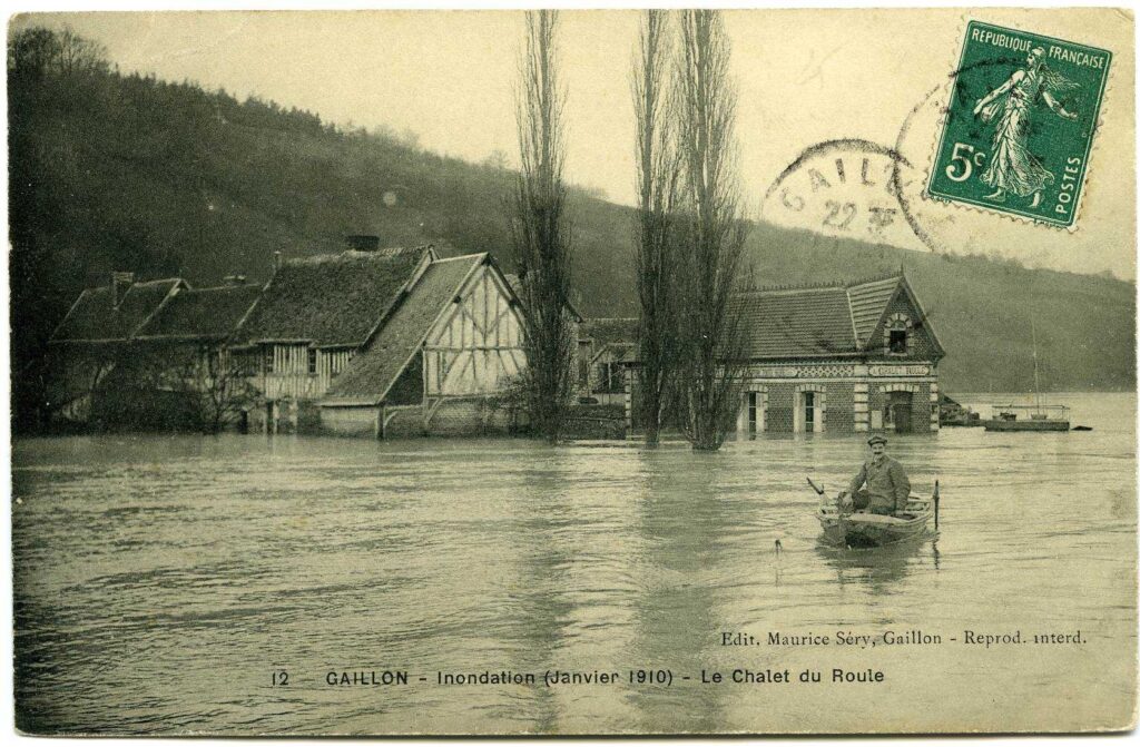 Carte postale 1910. Environs de Gaillon : Aubevoye (Le Val d'Hazey) - hameau du Roule (27). Source : collection Archives Départementales 27. Habitations inondées