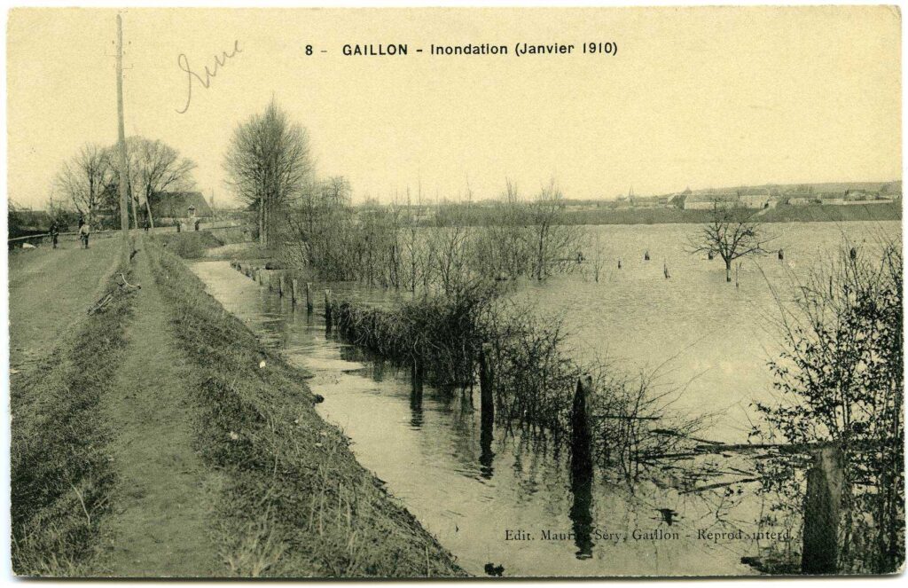 Carte postale 1910. Gaillon/Aubevoye (Le Val d'Hazey) (27). Source : collection Archives Départementales 27. La Seine affleure le talus de la route (actuelle RD316) avec vue vers Courcelles sur Seine