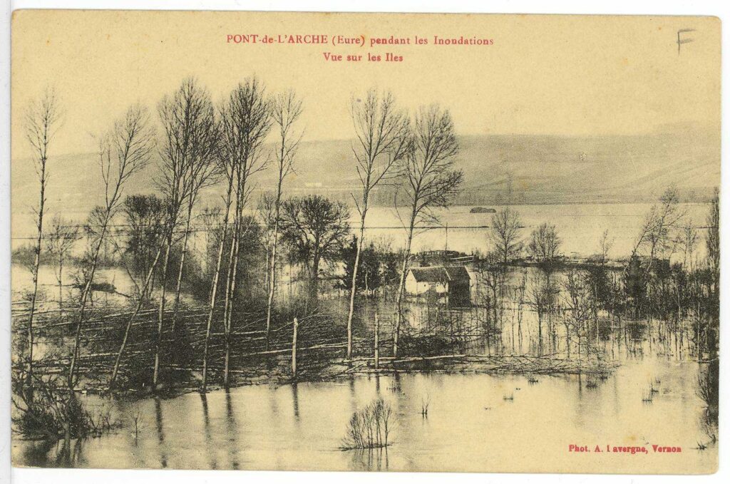 Carte postale 1910. Pont de l'Arche : vue sur les îles pendant les inondations (source : Archives Départementales 27)