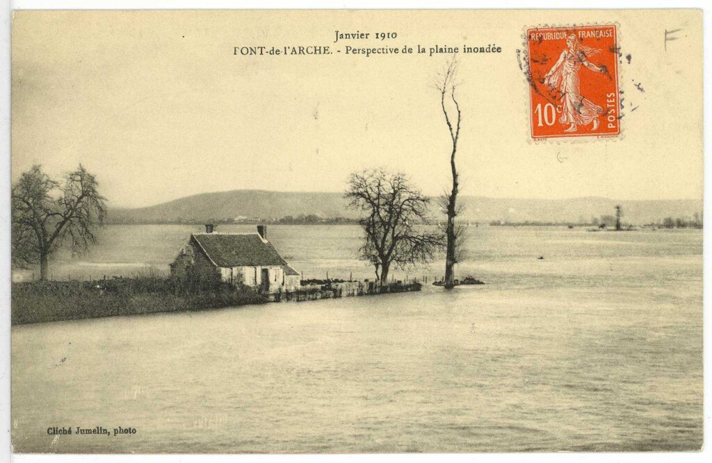 Carte postale 1910. Pont de l'Arche : perspective de plaine inondée (source : Archives Départementales 27)