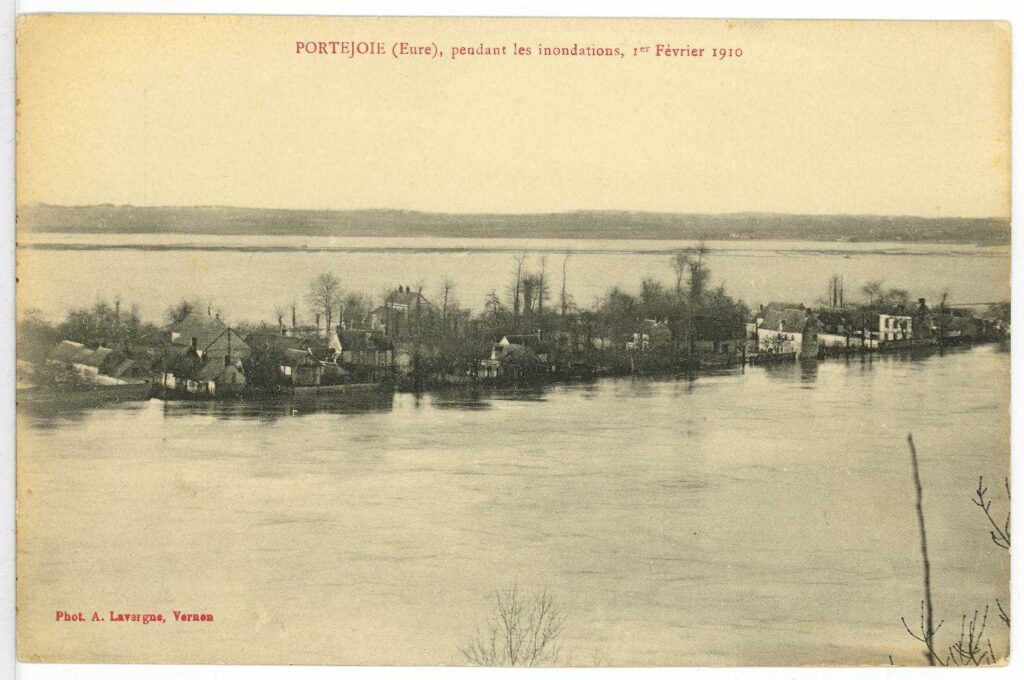 Carte postale 1910. Portejoie pendant les inondations. hameau isolé entouré et envahi par les eaux (source : Archives Départementales 27)
