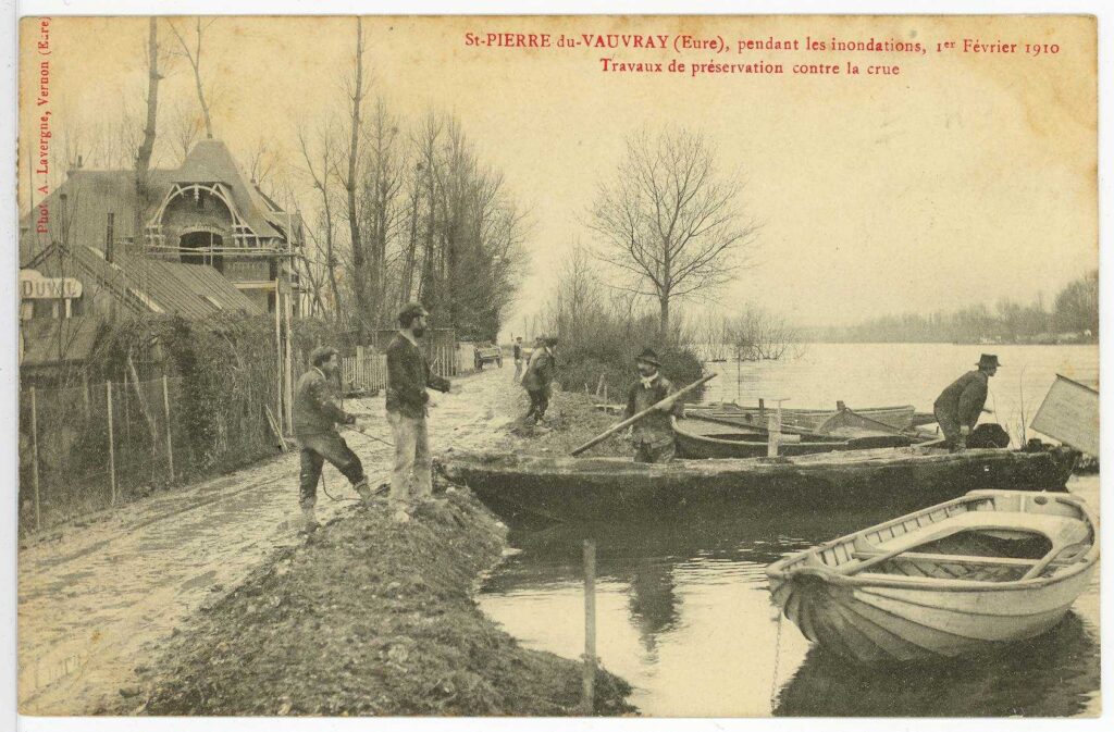 Carte postale 1910. Saint Pierre du Vauvray, pendant les inondations le 1er février 1910. Travaux de préservation contre la crue (source : Archives Départementales 27)