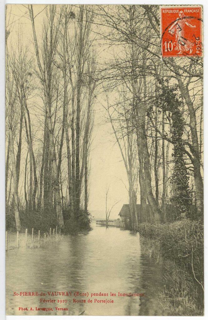 Carte postale 1910. Saint Pierre du Vauvray, pendant les inondations Février 1910. Route de Portejoie inondée (source : Archives Départementales 27)