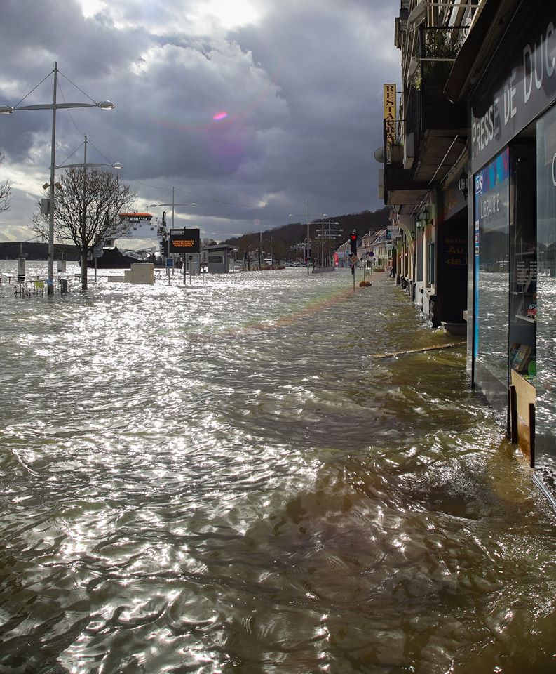 Débordement de la Seine jusqu'à la lignée de commerces à Duclair le 12/03/2020 (source : Studio Arts)