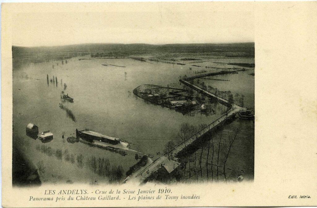 Carte postale 1910. Les Andelys. Crue de la Seine Janvier 1910. Panorama pris du Château Gaillard (source : Archives Départementales 27)