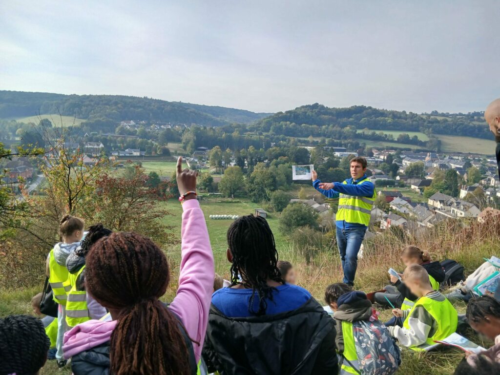 Groupe d'enfant devant un animateur, observant le paysage et les éléments de l'eau qui le compose